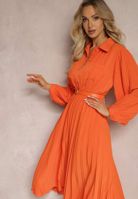 Pomarańczowa Rozkloszowana Sukienka Midi z Guzikami i Paskiem Ozdobiona Plisowaniem Lathori