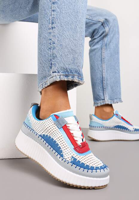 Biało-Niebieskie Sneakersy na Platformie Ozdobione Nitami i Patchworkowymi Wstawkami Jeneria
