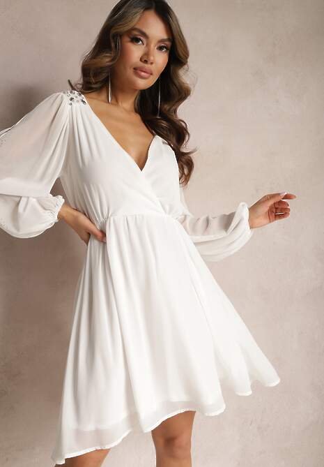 Biała Sukienka z Gumką w Talii i Kopertowym Dekoltem Ozodbiona Cyrkoniami Razamma