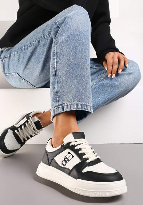 Czarno-Białe Sneakersy z Drobną Perforacją i Małym Nadrukiem Fredomia