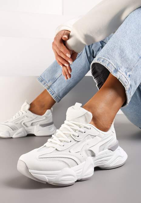 Białe Sneakersy Ozdobione Tłoczeniami i Naszywkami Fenixa