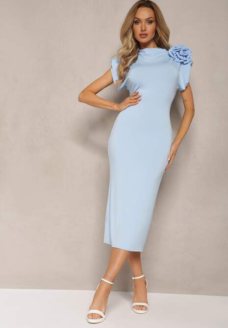Niebieska Dopasowana Sukienka Midi z Kwiatkiem w Postaci Broszki Olivetta