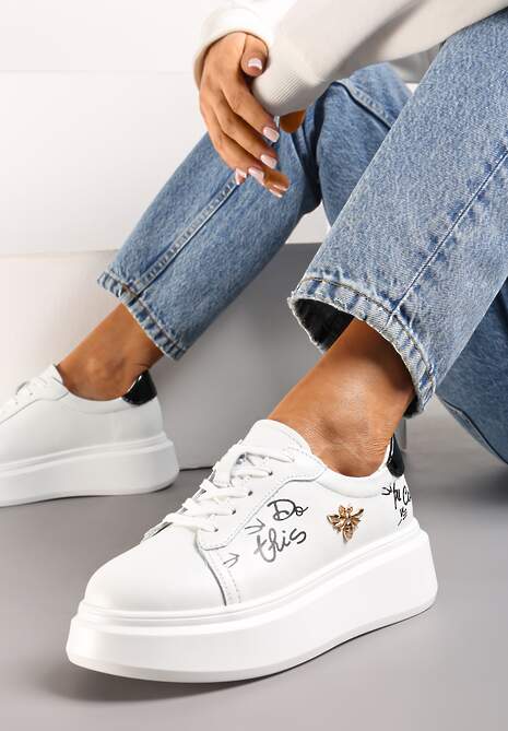 Białe Skórzane Sneakersy z Napisami Graffiti i Aplikacją w Kształcie Pszczoły Asnna