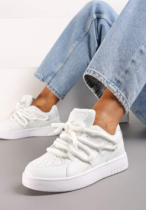 Białe Sneakersy z Ozdobnymi Sznurówkami na Niskiej Platformie z Perforacją Dearias