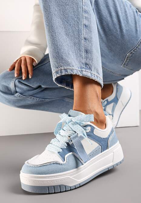 Niebiesko-Białe Sneakersy na Niskiej Platformie z Zawieszką i Ozdobnymi Sznurówkami Salam