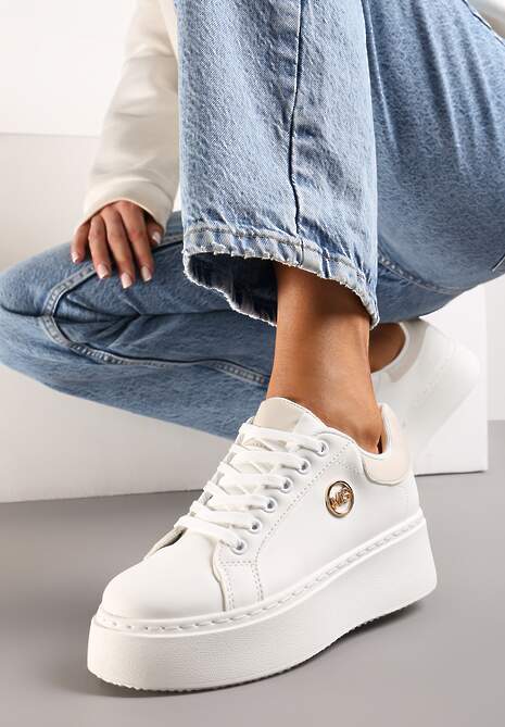 Biało-Beżowe Sneakersy na Platformie z Okrągłą Małą Naszywką Cenilaga