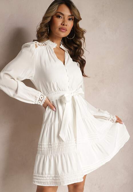 Biała Rozkloszowana Sukienka z Koronkowymi Wstawkami i Wiązaniem w Talii Padria