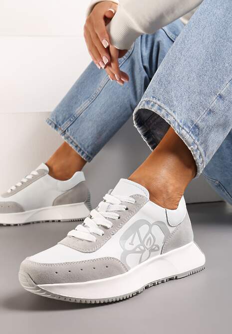 Biało-Szare Skórzane Sneakersy z Nadrukiem na Boku na Niskiej Platformie Aleris