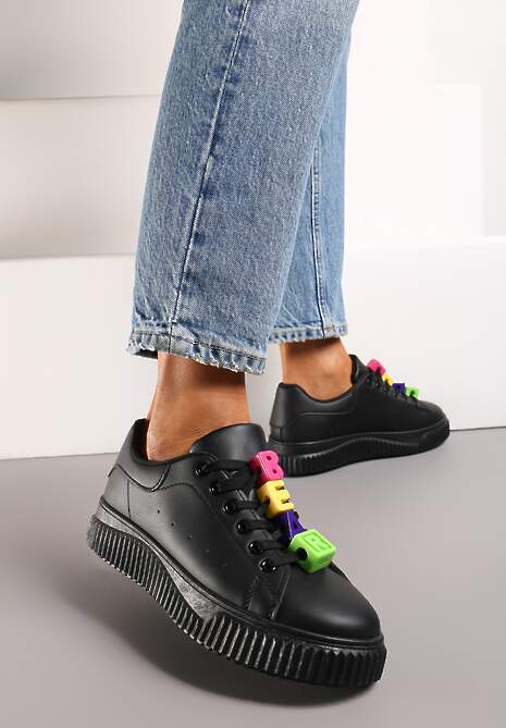 Czarne Sneakersy na Niskiej Platformie z Kolorowymi Aplikacjami na Sznurówkach Lasteria