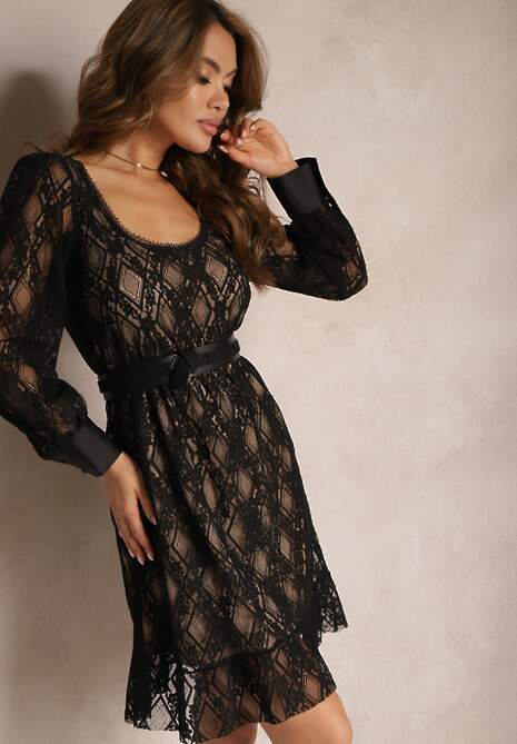 Czarno-Beżowa Rozkloszowana Sukienka Pokryta Koronką z Głębokim Dekoltem Halanna