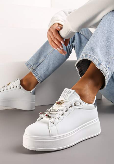 Biało-Srebrne Sneakersy na Platformie Ozdobione Odpinanymi Aplikacjami z Cyrkonii Neishi