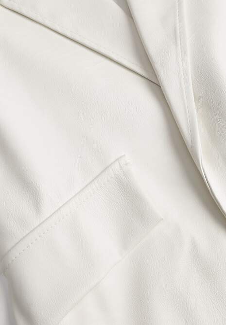 Biała Pudełkowa Marynarka z Ekoskóry Niezapinana z Poduszkami w Ramionach Suniya 6