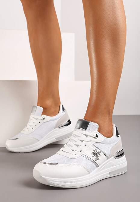 Białe Sneakersy za Kostkę z Imitacji Skóry na Koturnie z Aplikacją i Sznurowaniem Faelena