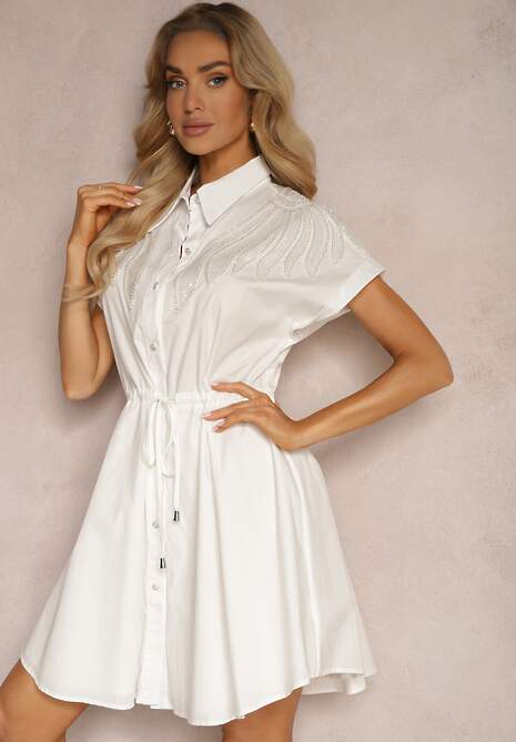 Biała Bawełniana Sukienka Koszulowa ze Ściągaczem w Talii Zdobiona Cyrkoniami Wesolia
