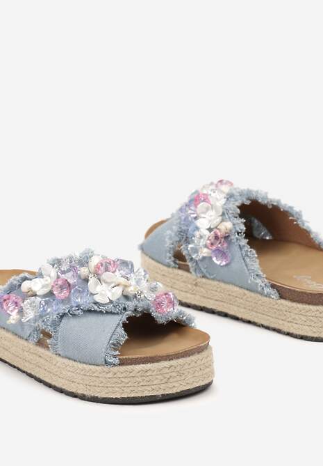 Jasnoniebieskie Klapki na Platformie w Stylu Boho z Aplikacjami i Plecionką Rissona 6