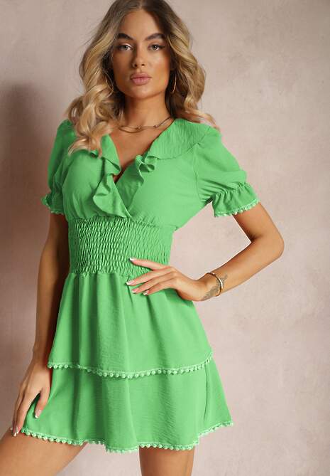 Zielona Rozkloszowana Sukienka z Gumką w Talii i Ozdobnymi Falbankami przy Dekolcie Arcidia