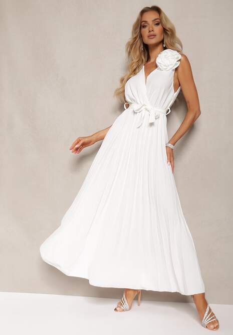 Biała Koktajlowa Sukienka Plisowana z Kwiatową Broszką Paskiem i Gumką w Talii Viknna