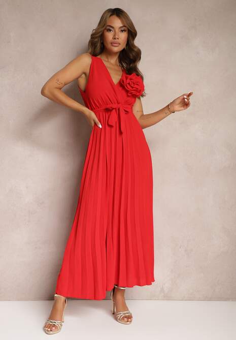 Czerwona Koktajlowa Sukienka Plisowana z Kwiatową Broszką Paskiem i Gumką w Talii Viknna