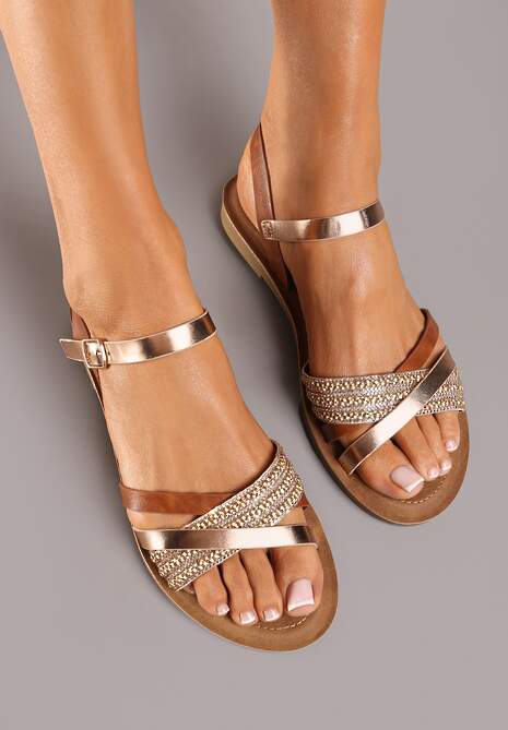 Brązowe Płaskie Sandały z Metalicznymi Paskami Ozdobione Cyrkoniami Tinalda