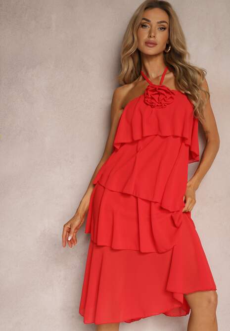 Czerwona Sukienka z Kwiatową Broszką Wykończona Falbanami i Wiązaniem na Szyi Tinashell