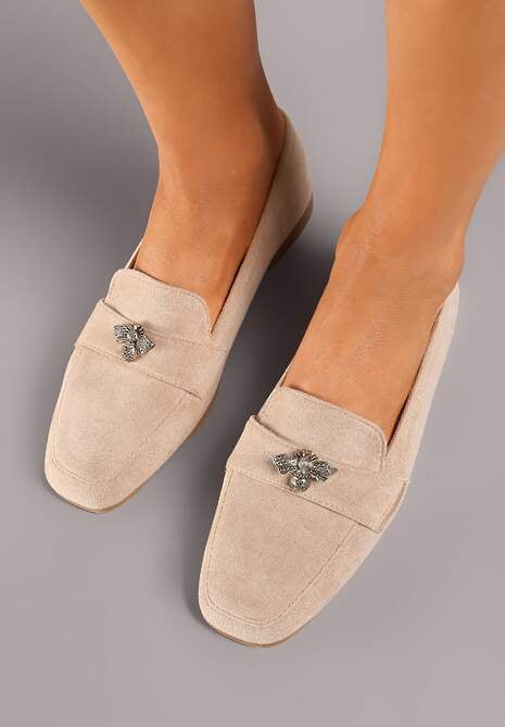Ciemnobeżowe Mokasyny na Płaskiej Podeszwie Wykończone Metaliczną Aplikacją Evisia