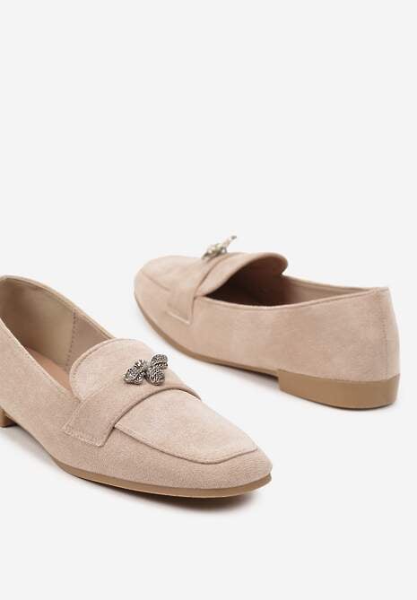 Ciemnobeżowe Mokasyny na Płaskiej Podeszwie Wykończone Metaliczną Aplikacją Evisia 6