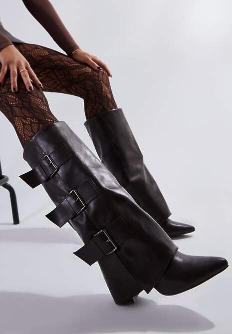 Brązowe Rockowe Kozaki na Słupku z Wywiniętą Cholewką Wykończone Klamrami Navlaya