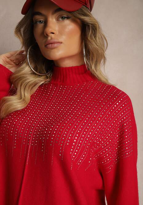 Czerwony Golf o Kroju Oversize z Eleganckim Cyrkoniowym Zdobieniem przy Dekolcie Melirra 5