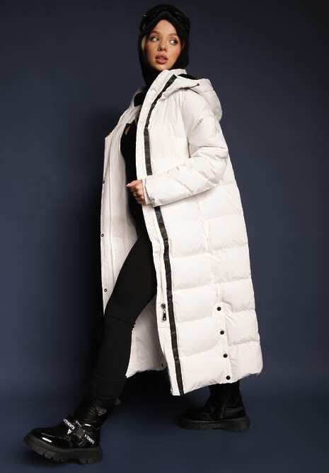 Biała Pikowana Kurtka o Długim Kroju z Kapturem i Ściągaczami Zapinana z Boku na Napy Siarielia