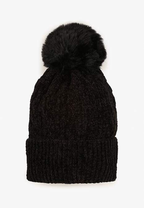 Czarna Czapka w Ozdobny Warkoczowy Splot z Pomponem Emmilae