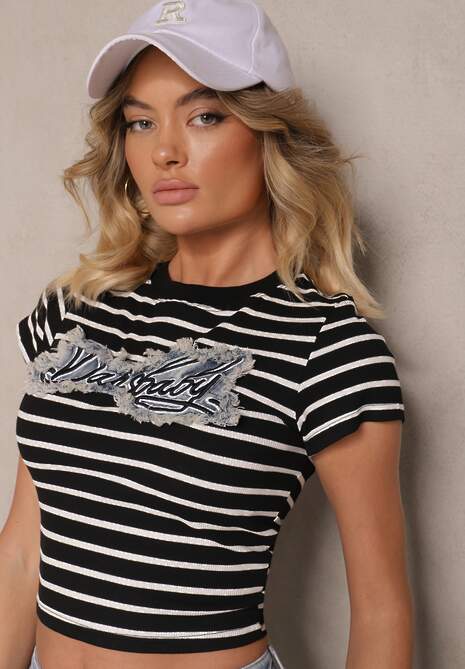 Czarno-Biały Bawełniany T-shirt w Paski Ozdobiony Napisem na Naszywce z Jeansu Eviola 5