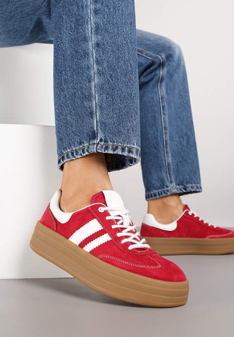 Czerwone Sneakersy Zamszowe na Platformie ze Skórzaną Wkładką Ozdobione Paskiem Adivrie