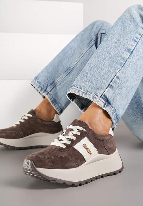 Brązowe Sneakersy na Platformie z Naturalnego Zamszu z Geometrycznym Wzorem i Napisem Latalissa