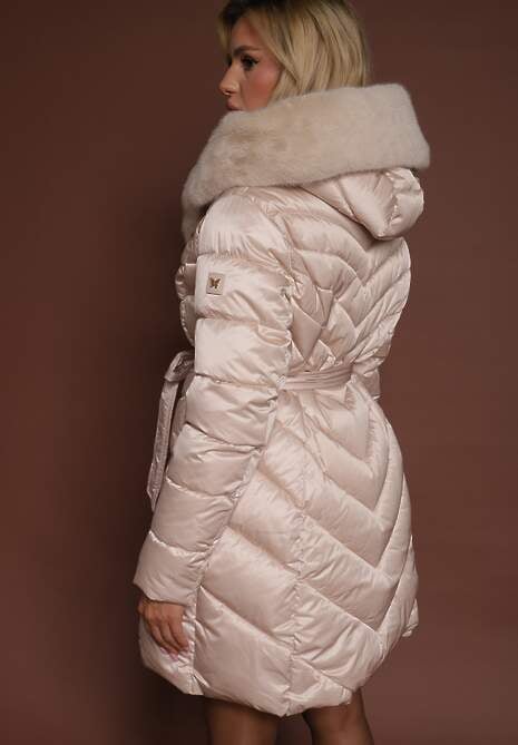 Beżowa Kurtka z Pikowanym Przeszyciami Wiązanym Paskiem i Kapturem z Futrem Fenida 4