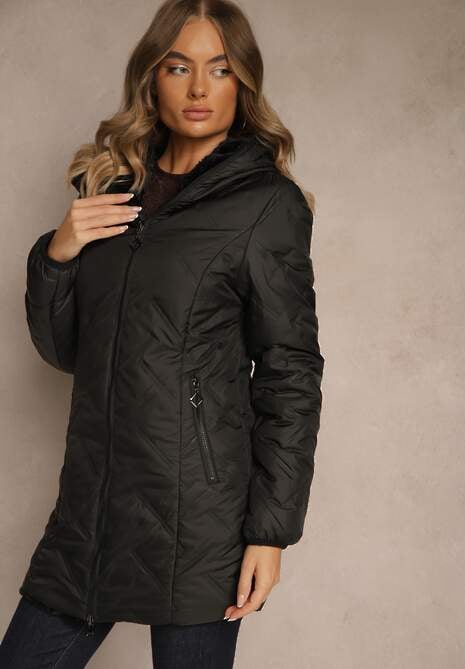 Czarna Dwustronna Kurtka z Kapturem Pikowanymi Przeszyciami i Futerkiem Rossalea 4