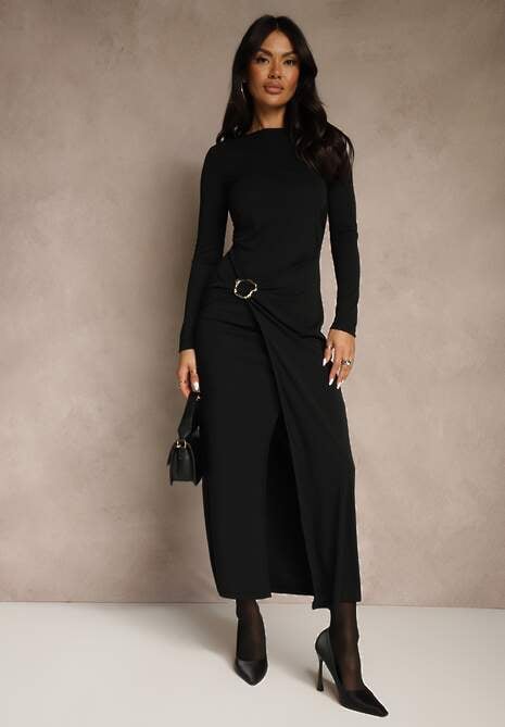 Czarna Elegancka Sukienka Zdobiona Marszczeniem i Metaliczną Aplikacją Raselia