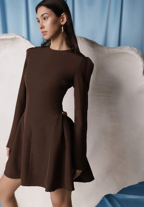 Brązowa Sukienka o Rozkloszowanym Kroju z Ozdobą z Boku Eleslia