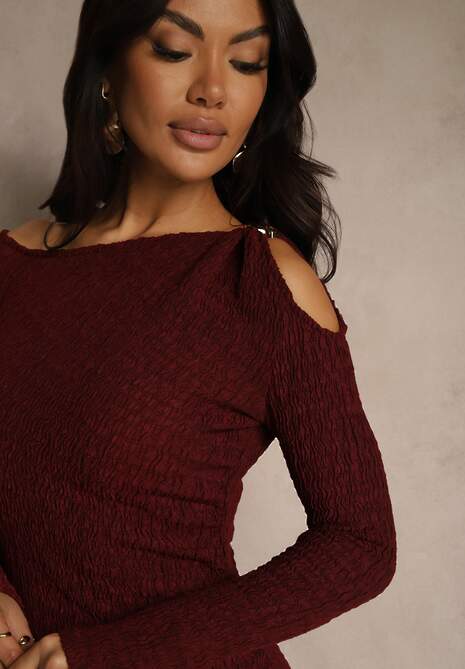 Bordowa Sukienka o Dopasowanym Kroju Ozdobiona Metaliczną Aplikacją Reittia 5