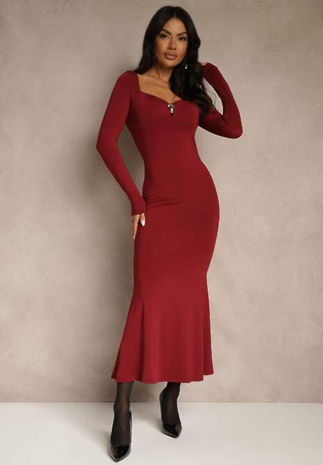 Bordowa Sukienka Koktajlowa z Wiskozą i Metaliczną Klamrą przy Dekolcie Refire