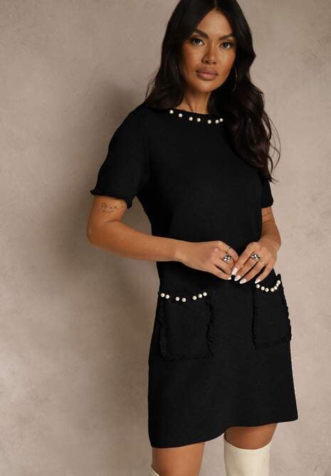 Czarna Sweterkowa Sukienka Trapezowa z Perełkami przy Dekolcie i Kieszeniach Fenatusa 4