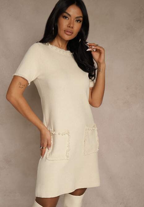 Jasnobeżowa Sweterkowa Sukienka Trapezowa z Perełkami przy Dekolcie i Kieszeniach Fenatusa 4