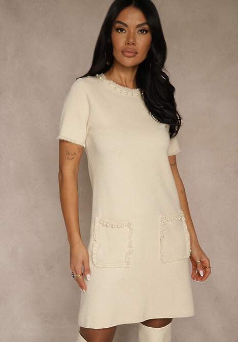 Jasnobeżowa Sweterkowa Sukienka Trapezowa z Perełkami przy Dekolcie i Kieszeniach Fenatusa