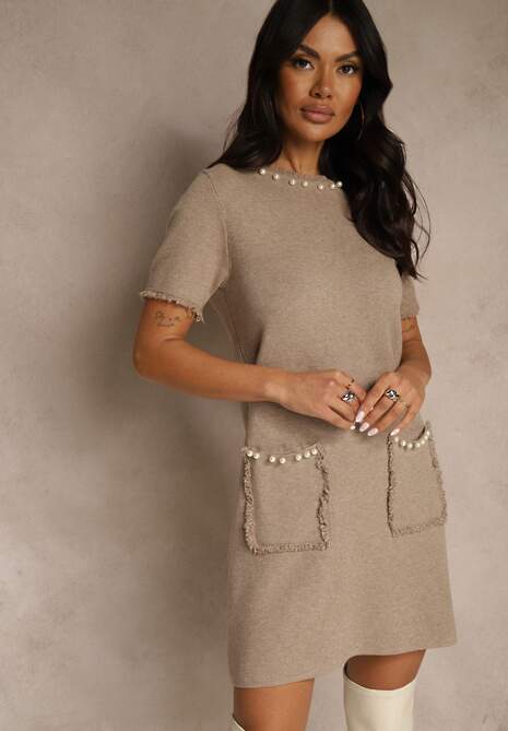 Beżowa Sweterkowa Sukienka Trapezowa z Perełkami przy Dekolcie i Kieszeniach Fenatusa 4