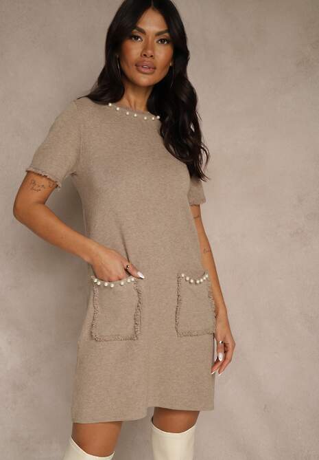 Beżowa Sweterkowa Sukienka Trapezowa z Perełkami przy Dekolcie i Kieszeniach Fenatusa
