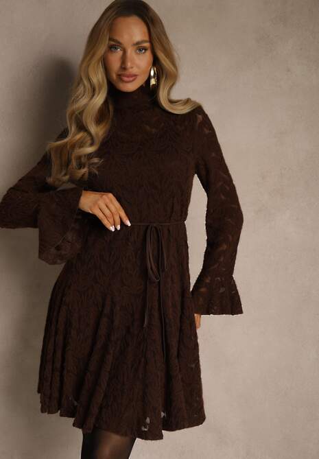 Brązowa Sukienka ze Stójką z Koronki Zdobiona Wiązaniem w Talii i Falbanami Elarassa 4