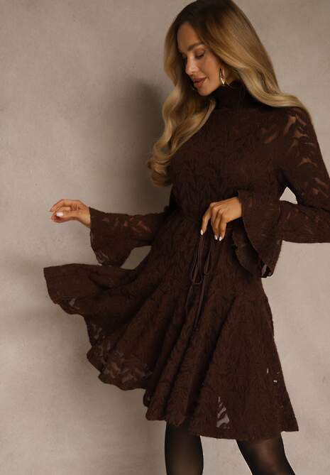 Brązowa Sukienka ze Stójką z Koronki Zdobiona Wiązaniem w Talii i Falbanami Elarassa
