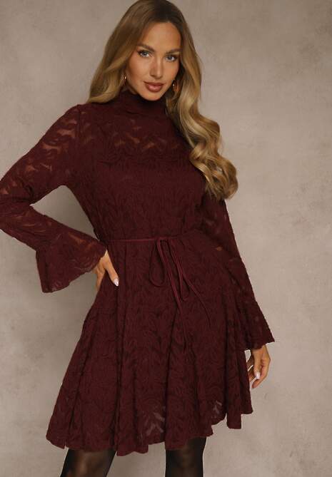 Bordowa Sukienka ze Stójką z Koronki Zdobiona Wiązaniem w Talii i Falbanami Elarassa 4