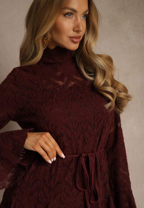 Bordowa Sukienka ze Stójką z Koronki Zdobiona Wiązaniem w Talii i Falbanami Elarassa 5