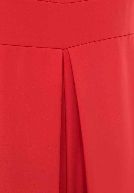 Czerwony Taliowany Kombinezon Ozdobiony Zakładkami Berinola 6