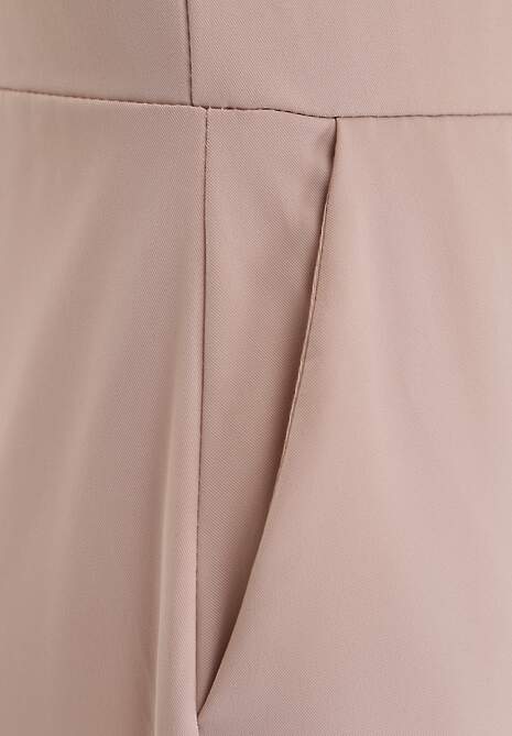 Beżowy Taliowany Kombinezon Ozdobiony Zakładkami Berinola 6